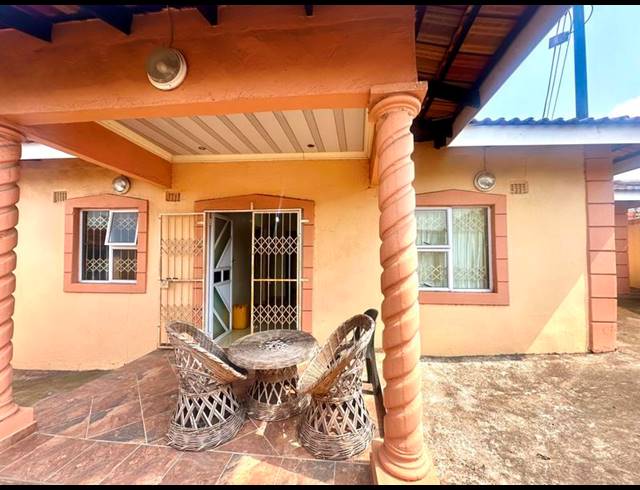 2 BEDROOM HOUSE FOR SALE IN KWANDENGEZI